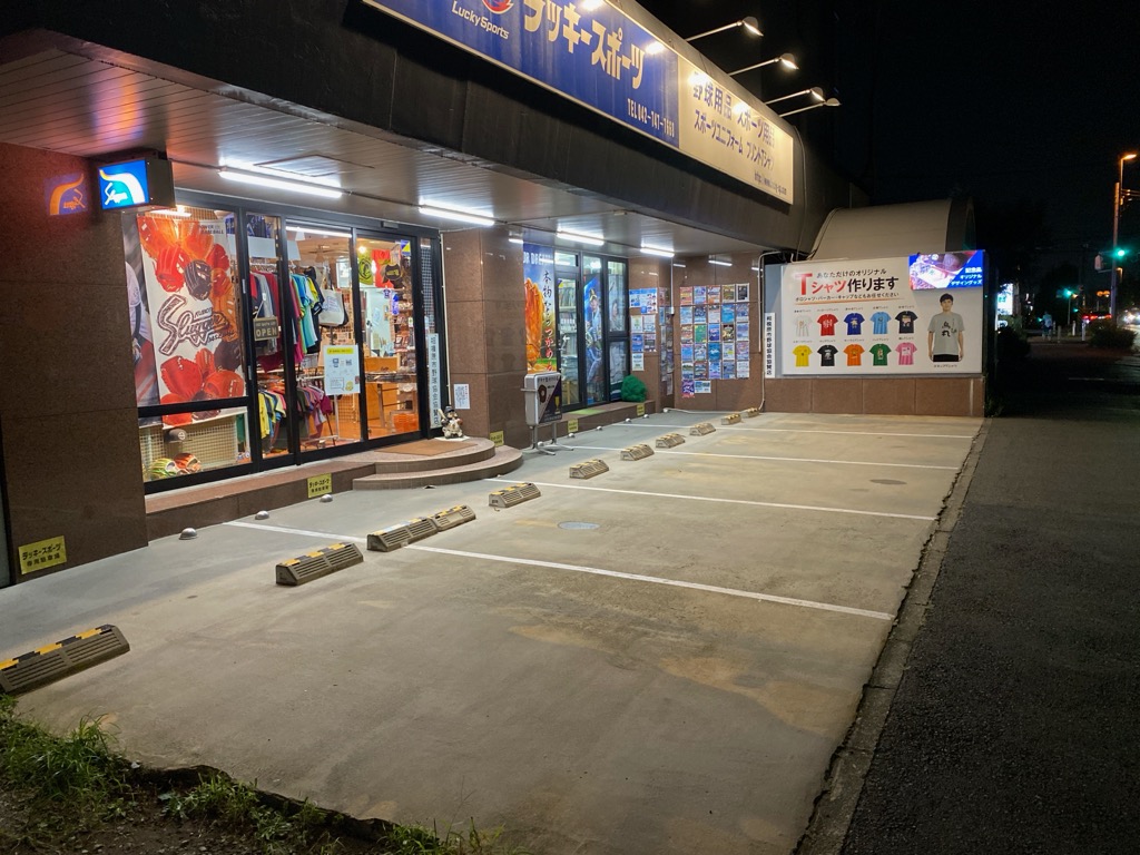 店舗前5台駐車可能です。　　　　　　　　　　　　
店舗裏に第2駐車場2台ございます